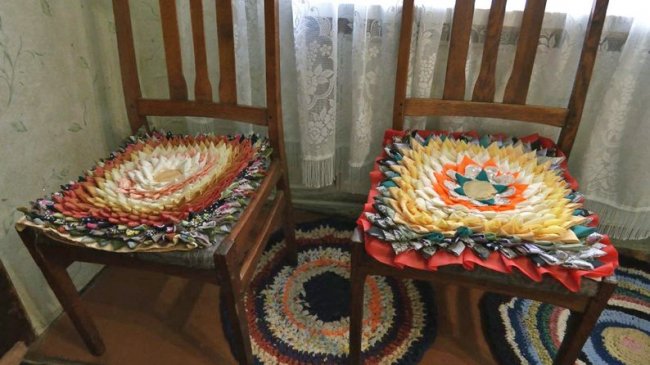 Волинські бабусі-волонтерки плетуть килимки для військових. ВІДЕО