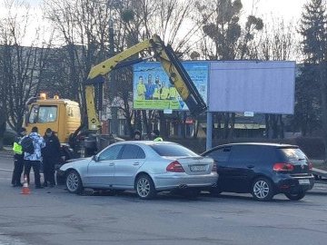 У Луцьку на Відродження зіткнулися дві автівки. ФОТО