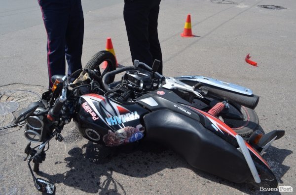 ДТП у Луцьку: Nissan збив мотоцикліста. ФОТО.ОНОВЛЕНО