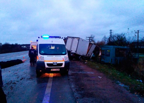 На Житомирщині бус в’їхав у маршрутку – один загиблий, 9 постраждалих