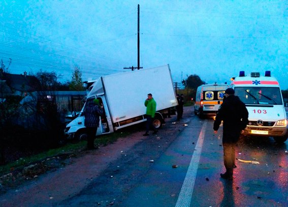 На Житомирщині бус в’їхав у маршрутку – один загиблий, 9 постраждалих