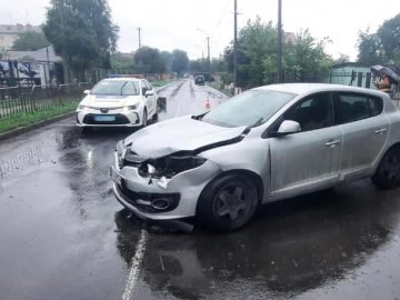 Внаслідок ДТП у Луцьку постраждали двоє людей. ФОТО