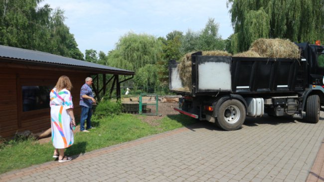 Підгайцівська громада подарувала Луцькому зоопарку сіно
