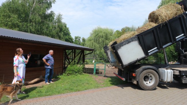 Підгайцівська громада подарувала Луцькому зоопарку сіно