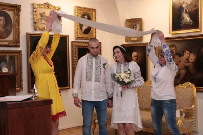 «Це було кохання з першого погляду»: військових одружили за добу у Луцькому замку