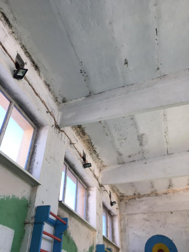 На стелі грибок і немає вентиляції: спортзал волинської школи – у жахливому стані. ФОТО