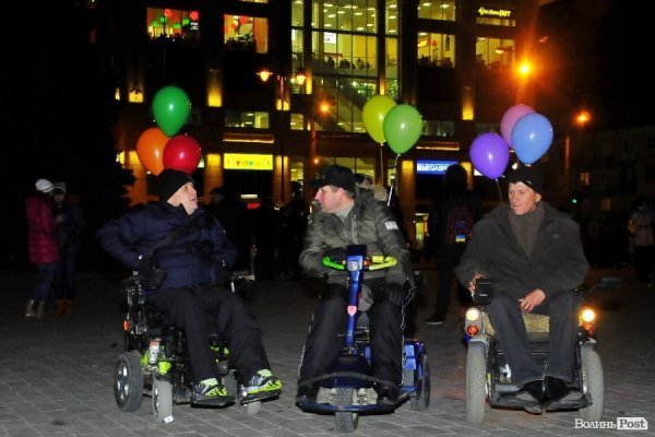 Як у Луцьку музиканти розважали люд на Євромайдані. ФОТО. ВІДЕО