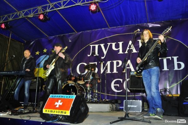 Як у Луцьку музиканти розважали люд на Євромайдані. ФОТО. ВІДЕО