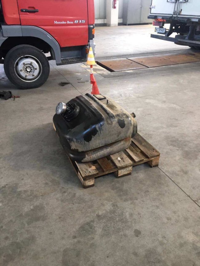 Словаки затримали дві волинські вантажівки з контрабандою бурштину