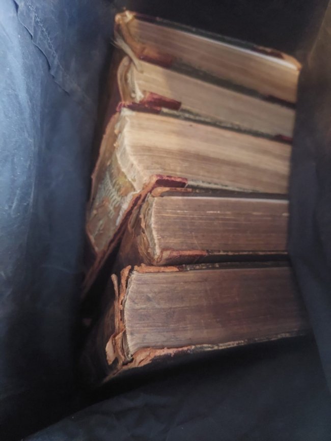 Через «Устилуг» намагались вивезти 13 антикварних книг та дві медалі