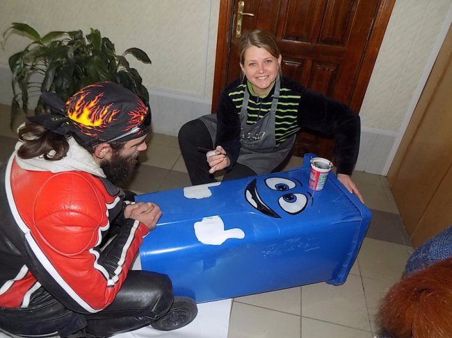 У селі під Луцьком встановили «веселі» і «сумні» сміттєві баки. ФОТО