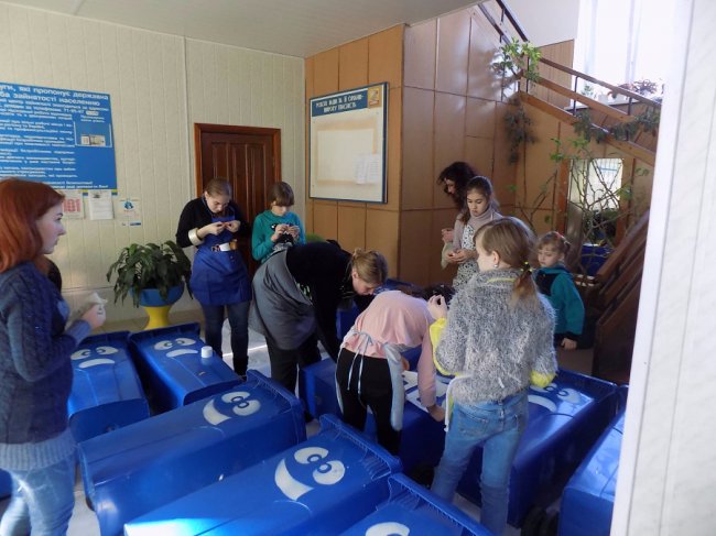 У селі під Луцьком встановили «веселі» і «сумні» сміттєві баки. ФОТО