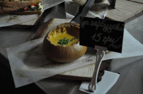 Чорні бургери, закарпатські равлики та алхімічні настоянки: найбільший ринок вуличної їжі. ФОТО