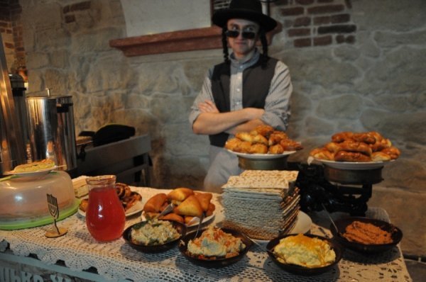 Чорні бургери, закарпатські равлики та алхімічні настоянки: найбільший ринок вуличної їжі. ФОТО