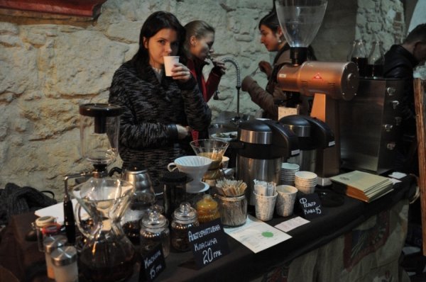 Чорні бургери, закарпатські равлики та алхімічні настоянки: найбільший ринок вуличної їжі. ФОТО