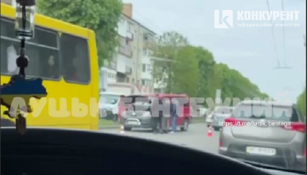 У Луцьку зіткнулися бус і легковик