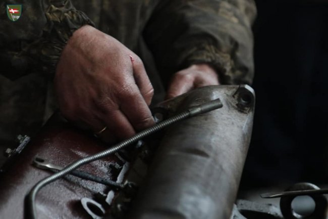 Показали, як воїни 14 ОМБр відновлюють трофейну військову техніку. ФОТО