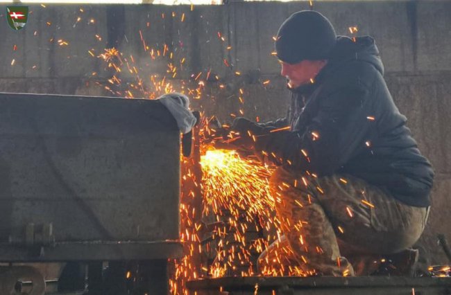 Показали, як воїни 14 ОМБр відновлюють трофейну військову техніку. ФОТО