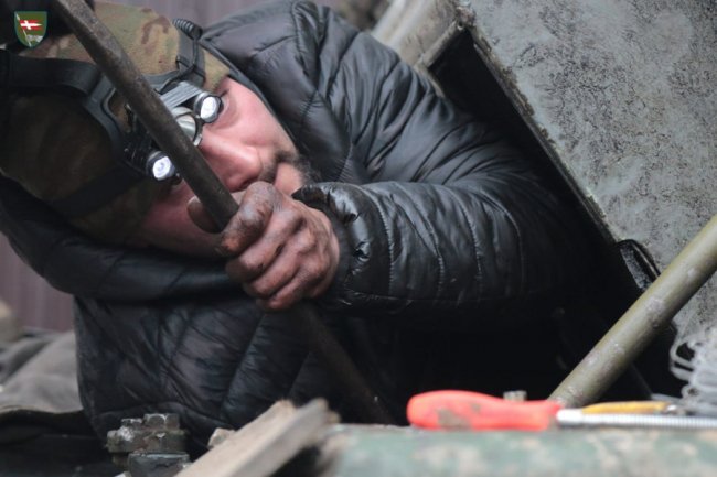 Показали, як воїни 14 ОМБр відновлюють трофейну військову техніку. ФОТО