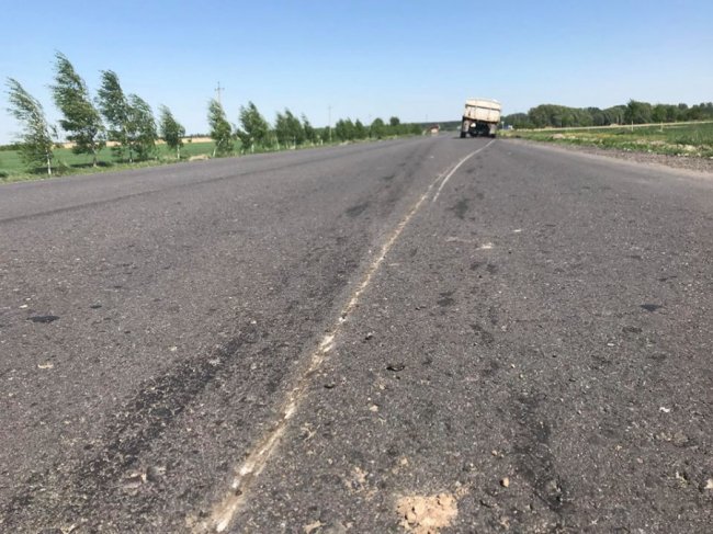 На Волині зламаний причіп пошкодив асфальт. ФОТО