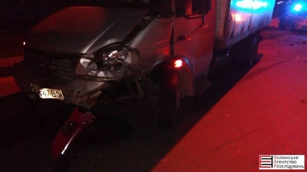 Нічна ДТП у Луцьку: легковик в'їхав у «Газель». ФОТО