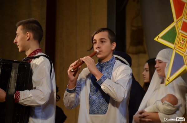 Віншування, янголи і різдвяне тепло: у Луцьку колядував фестиваль вертепів