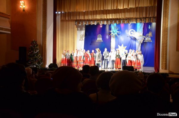 Віншування, янголи і різдвяне тепло: у Луцьку колядував фестиваль вертепів