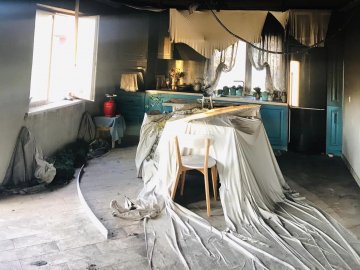 Заряджали ліхтарик біля гірлянди: у Луцькій громаді через пожежу постраждав будинок відомої тренерки