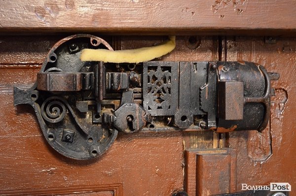 Старий замок на дверях
