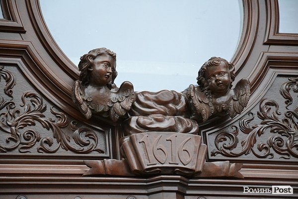 У луцькому костелі демонтували старовинні двері. ФОТО