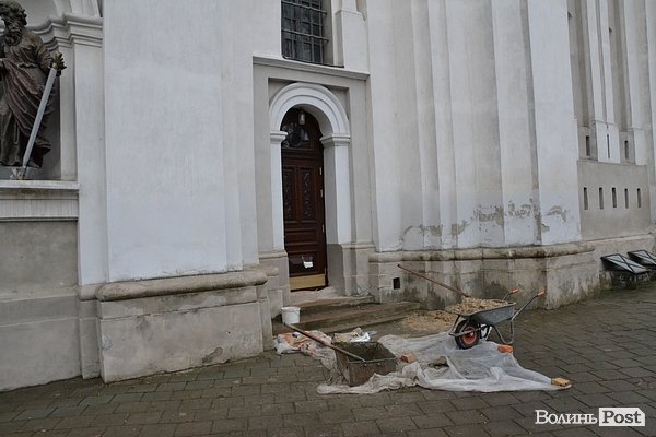 У луцькому костелі демонтували старовинні двері. ФОТО