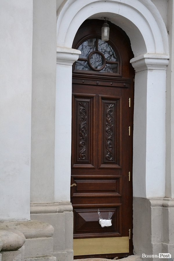 У луцькому костелі демонтували старовинні двері. ФОТО