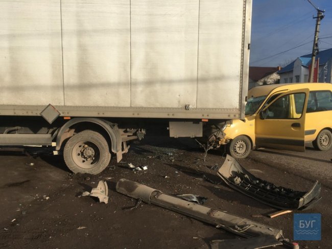 Аварія на Волині: легковик влетів у КамАЗ. ФОТО