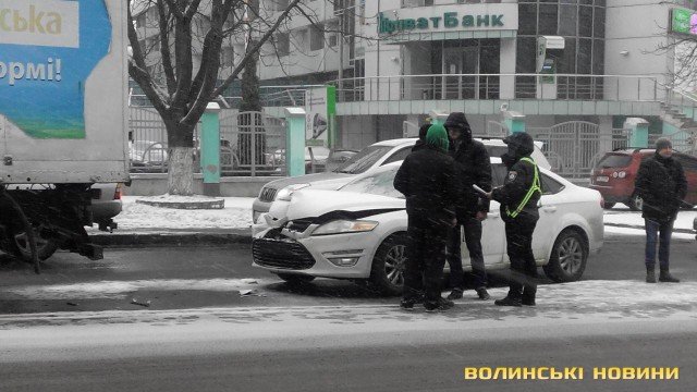 У Луцьку легковик «поцілував» вантажівку. ФОТО