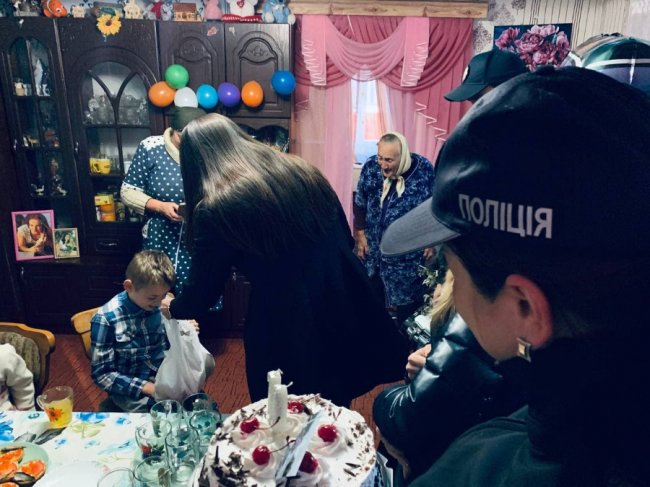 Волинські поліцейські привітали 10-річного хлопчика з ДЦП з днем народження. ФОТО