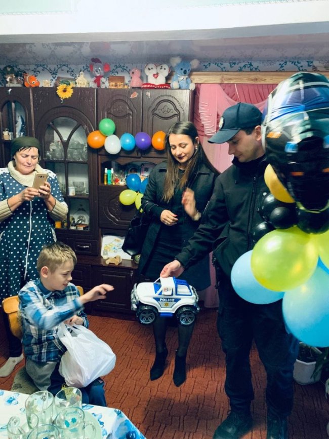 Волинські поліцейські привітали 10-річного хлопчика з ДЦП з днем народження. ФОТО