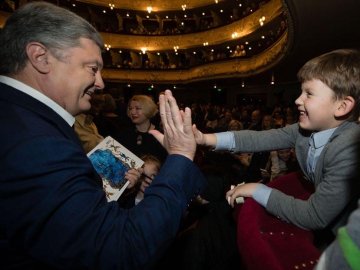 Порошенка в оперному театрі зустріли аплодисментами. ВІДЕО