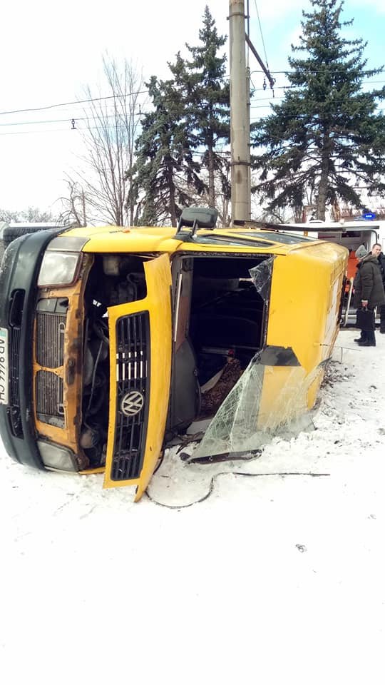 Їхав на величезній швидкості: у Запоріжжі перекинулася маршрутка з людьми. ФОТО. ВІДЕО