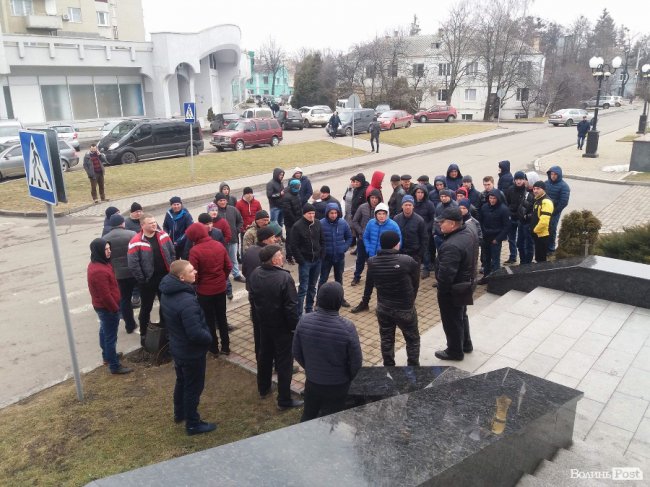 Волиняни під стінами облради вимагають ремонту дороги. ФОТО