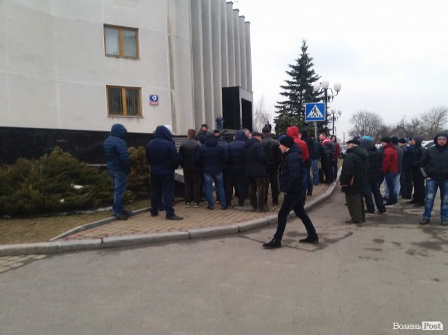 Волиняни під стінами облради вимагають ремонту дороги. ФОТО