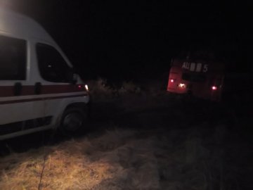 На Волині «швидка», яка везла хворого до лікарні, застрягла на ґрунтовій дорозі. ФОТО