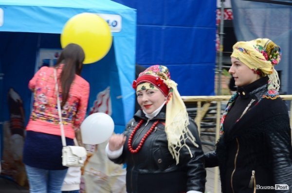 На луцькому «Фестивалі національної кухні» свиню почали пекти ще уночі. ФОТО