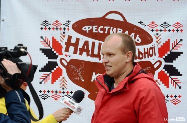 На луцькому «Фестивалі національної кухні» свиню почали пекти ще уночі. ФОТО