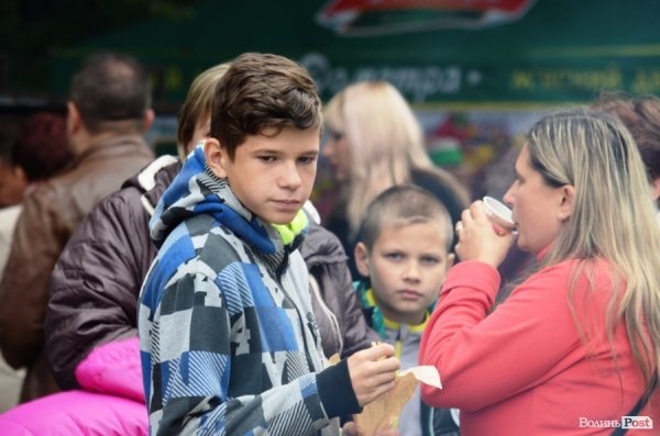 На луцькому «Фестивалі національної кухні» свиню почали пекти ще уночі. ФОТО