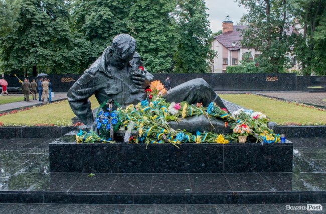 Скорбота і квіти: у Луцьку вшанували жертв війни. ФОТО