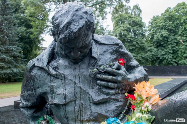Скорбота і квіти: у Луцьку вшанували жертв війни. ФОТО