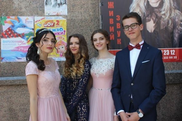 Як у Луцьку святкували випускники. ФОТО