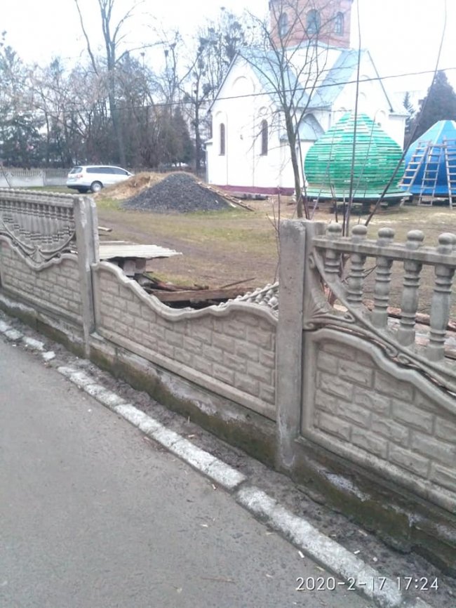 У місті на Волині біля церкви вандали понищили огорожу. ФОТО