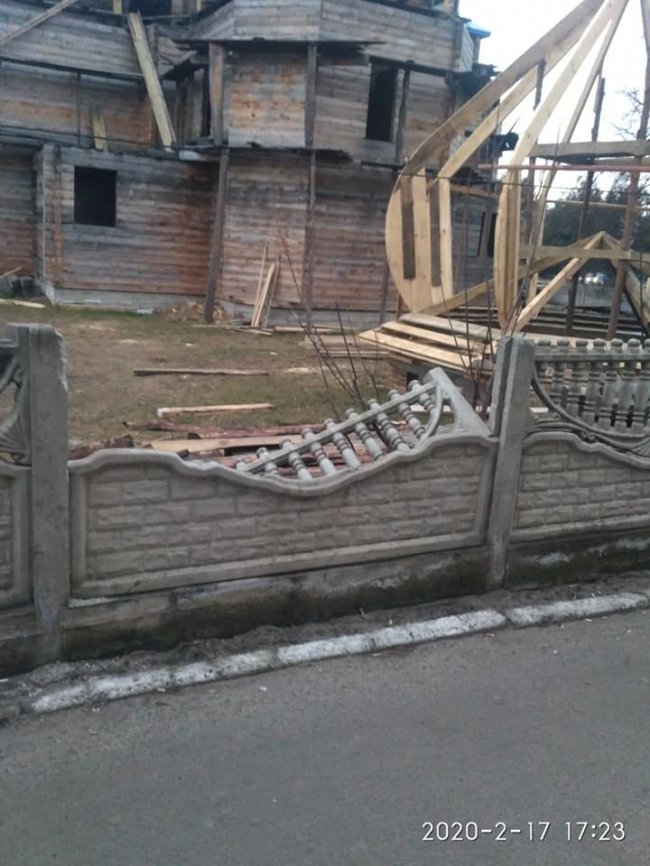 У місті на Волині біля церкви вандали понищили огорожу. ФОТО