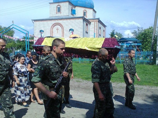 На Володимирівщині поховали двох бійців, які загинули на Сході. ФОТО
